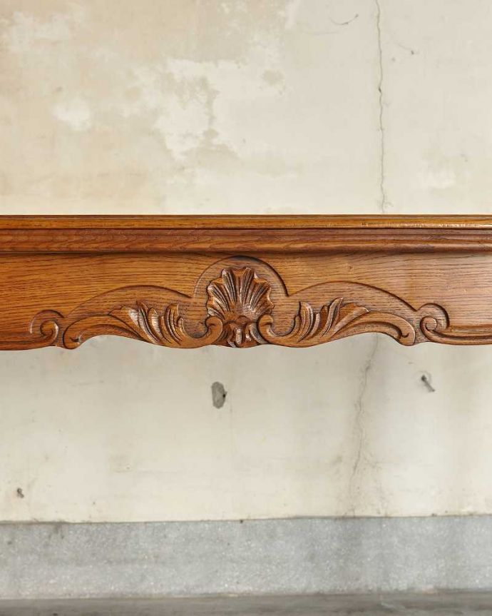 アンティークのテーブル　アンティーク家具　フランス輸入のアンティーク家具、天板が美しいドローリーフテーブル（伸張式ダイニングテーブル）。フランスらしい彫りフランスらしさの象徴とも言える、優雅な彫りの装飾。(j-2579-f)