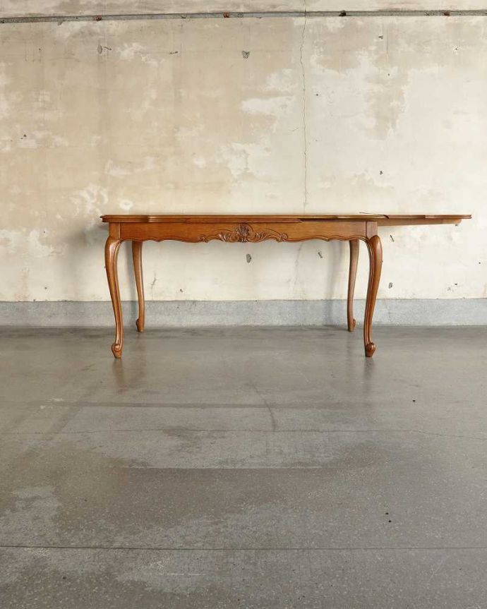 アンティークのテーブル　アンティーク家具　フランス輸入のアンティーク家具、天板が美しいドローリーフテーブル（伸張式ダイニングテーブル）。片方だけ開いても･･･人数に合わせて、3タイプで大きさを選べるので、片方だけ開くと、こんな感じです。(j-2579-f)