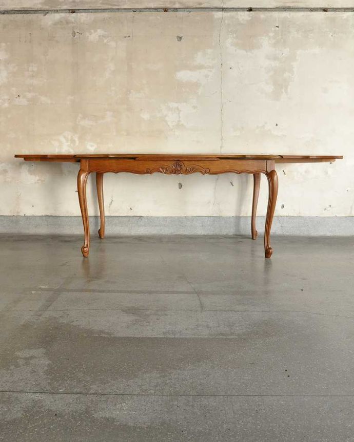 アンティークのテーブル　アンティーク家具　フランス輸入のアンティーク家具、天板が美しいドローリーフテーブル（伸張式ダイニングテーブル）。両方開くとかなり大きなサイズ！フランスサイズなので、両方開くとかなり大きなダイニング。(j-2579-f)