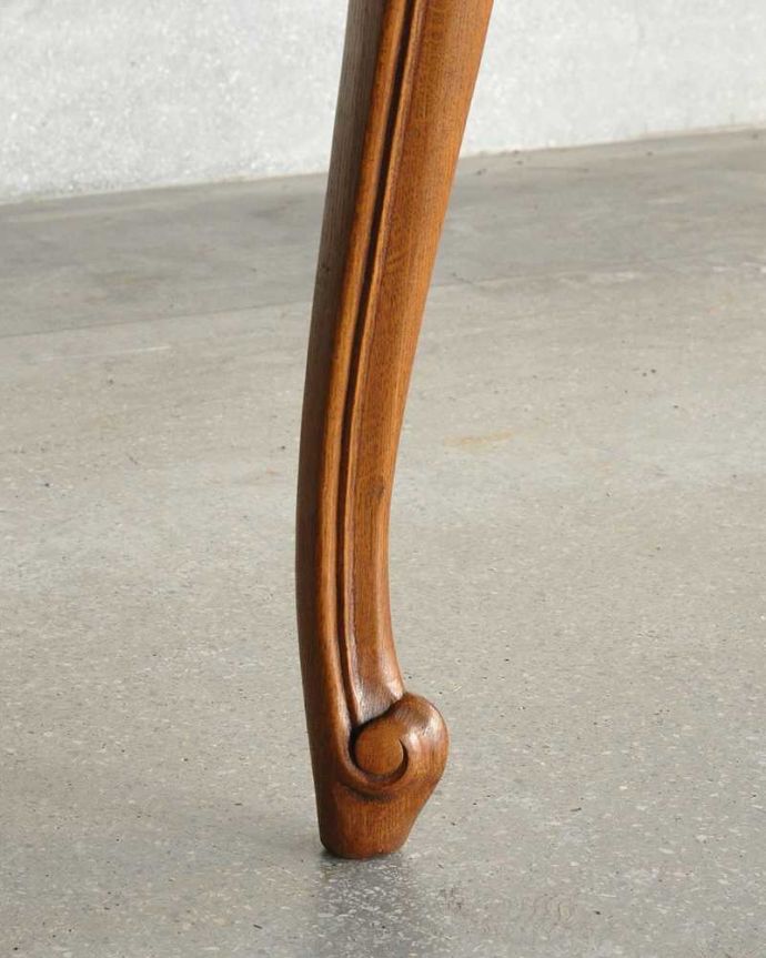 アンティークのテーブル　アンティーク家具　フランス輸入のアンティーク家具、天板が美しいドローリーフテーブル（伸張式ダイニングテーブル）。持ち上げなくても移動できます！Handleのアンティークは、脚の裏にフェルトキーパーをお付けしていますので、持ち上げなくても床を滑らせて移動させることが出来ます。(j-2579-f)