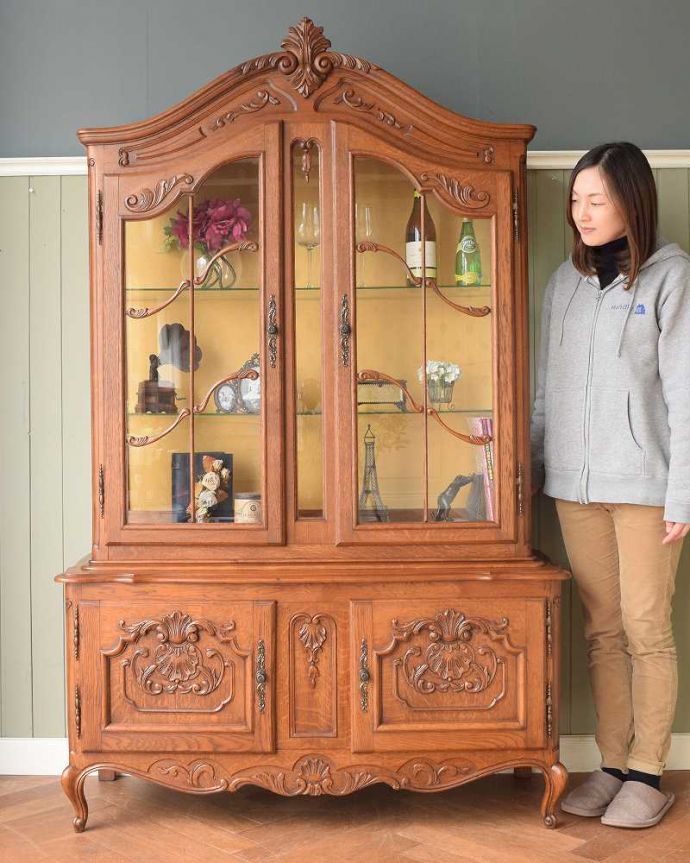 アンティークのキャビネット　アンティーク家具　南フランスから届いたエレガントなアンティークガラスキャビネット（食器棚）。置いた瞬間、フランスらしい優雅さフランスらしい彫が美しい大きなサイズのキャビネット。(j-2580-f)