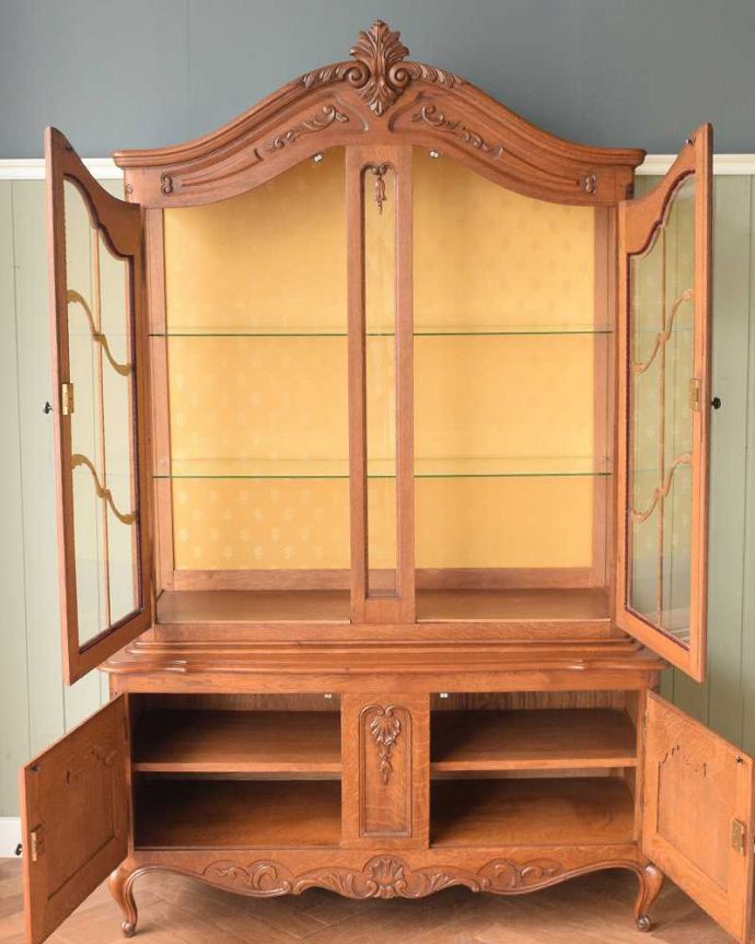 アンティークのキャビネット　アンティーク家具　南フランスから届いたエレガントなアンティークガラスキャビネット（食器棚）。美しさだけじゃない！たっぷり収納アンティーク家具にはめずらしい日本の食器棚と同じようなデザイン。(j-2580-f)