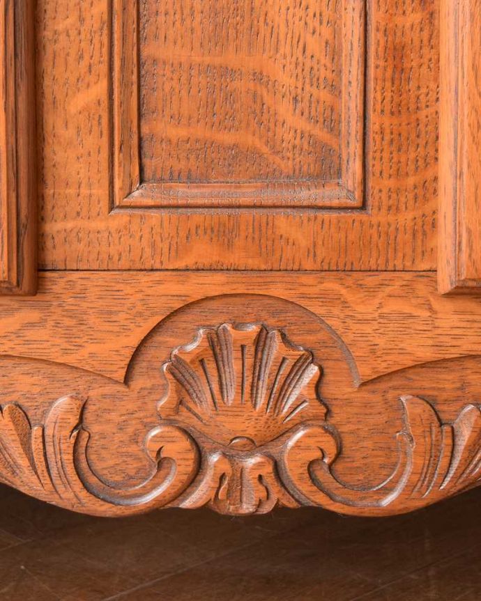 アンティークのキャビネット　アンティーク家具　南フランスから届いたエレガントなアンティークガラスキャビネット（食器棚）。優雅なデザインまだ機械が発達していない時代に、どうやって造ったんだろう･･･。(j-2580-f)