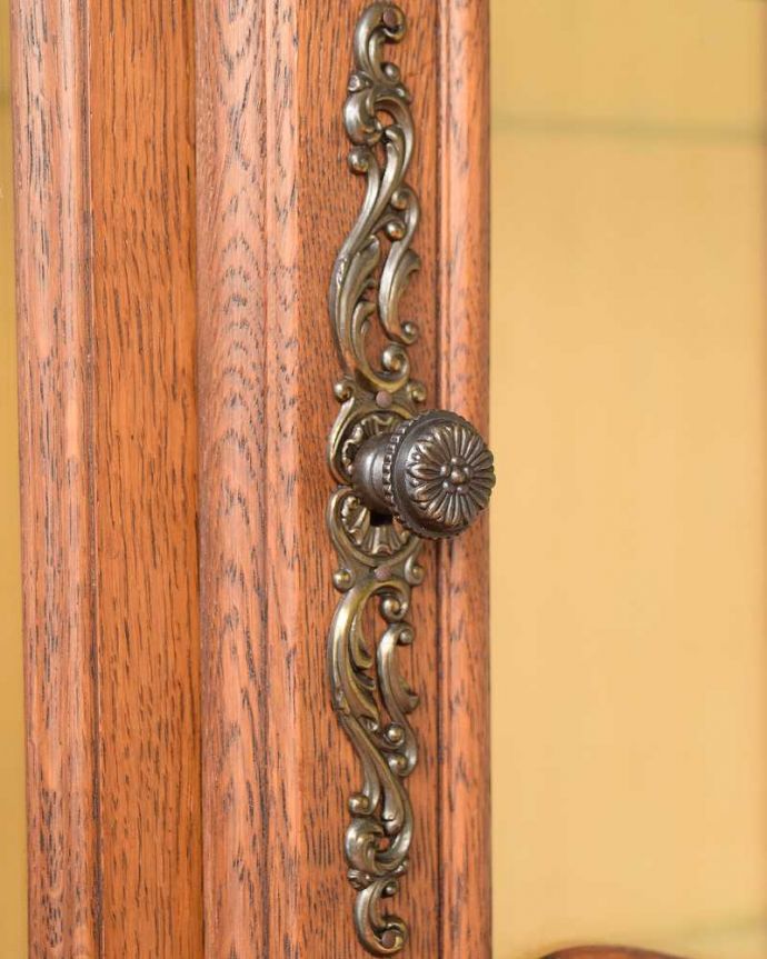 アンティークのキャビネット　アンティーク家具　南フランスから届いたエレガントなアンティークガラスキャビネット（食器棚）。取っ手にもフランスらしさ芸術的に美しいの取っ手。(j-2580-f)