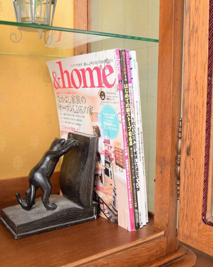 アンティークのキャビネット　アンティーク家具　南フランスから届いたエレガントなアンティークガラスキャビネット（食器棚）。扉の中は収納たっぷりA4サイズの雑誌までしっかり収納出来ちゃう大きさ。(j-2580-f)