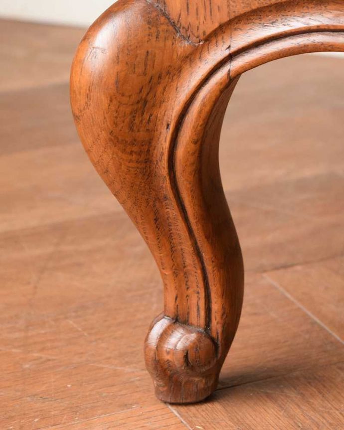 アンティークのキャビネット　アンティーク家具　南フランスから届いたエレガントなアンティークガラスキャビネット（食器棚）。女性1人でラクラク運べちゃう仕掛けHandleのアンティークは、脚の裏にフェルトキーパーをお付けしています。(j-2580-f)