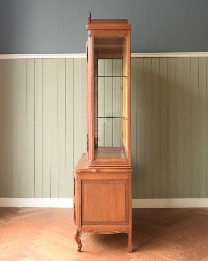 アンティークのキャビネット　アンティーク家具　南フランスから届いたエレガントなアンティークガラスキャビネット（食器棚）。横顔だって色っぽい180度どの角度から見ても完璧なフランスのキャビネット。(j-2580-f)