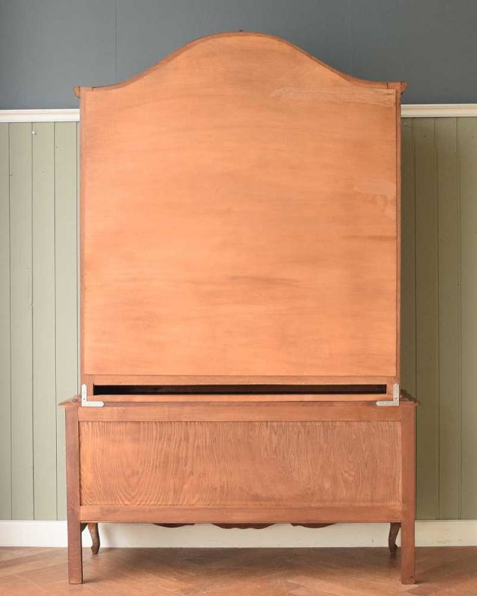 アンティークのキャビネット　アンティーク家具　南フランスから届いたエレガントなアンティークガラスキャビネット（食器棚）。もちろん後ろ姿もアンティークは新品ではないので経年変化によるキズはありますが、専門の職人がキレイにお直しをしているので、後ろ姿もキレイなんです。(j-2580-f)