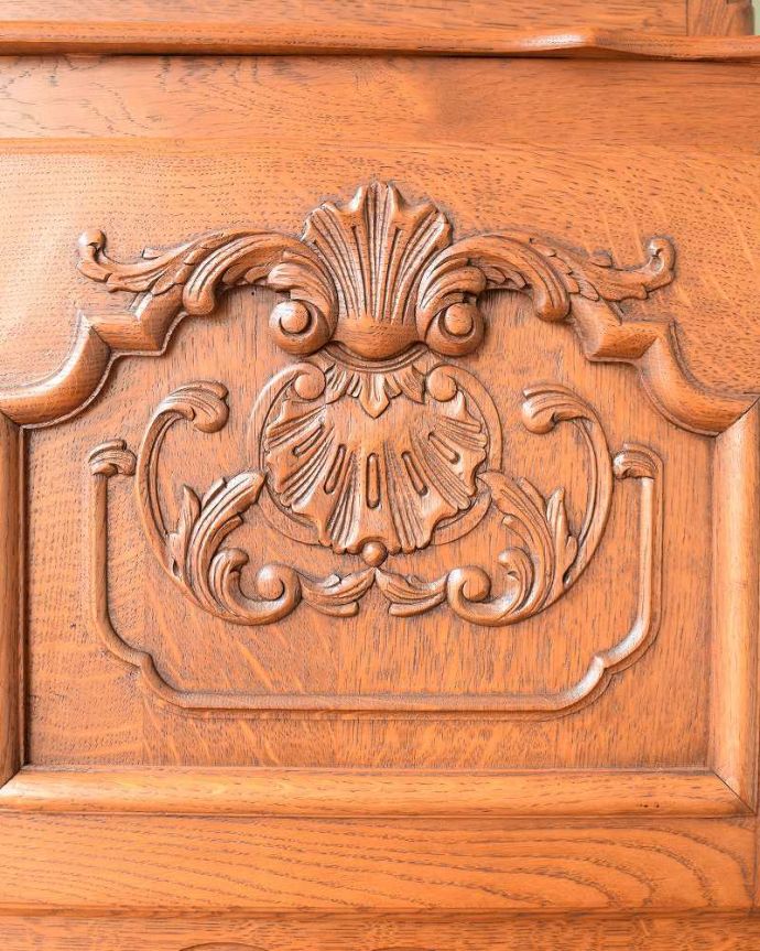 アンティークのキャビネット　アンティーク家具　南フランスから届いたエレガントなアンティークガラスキャビネット（食器棚）。美しい彫にうっとり…フランスらしいデザイン彫りが描かれた扉。(j-2580-f)