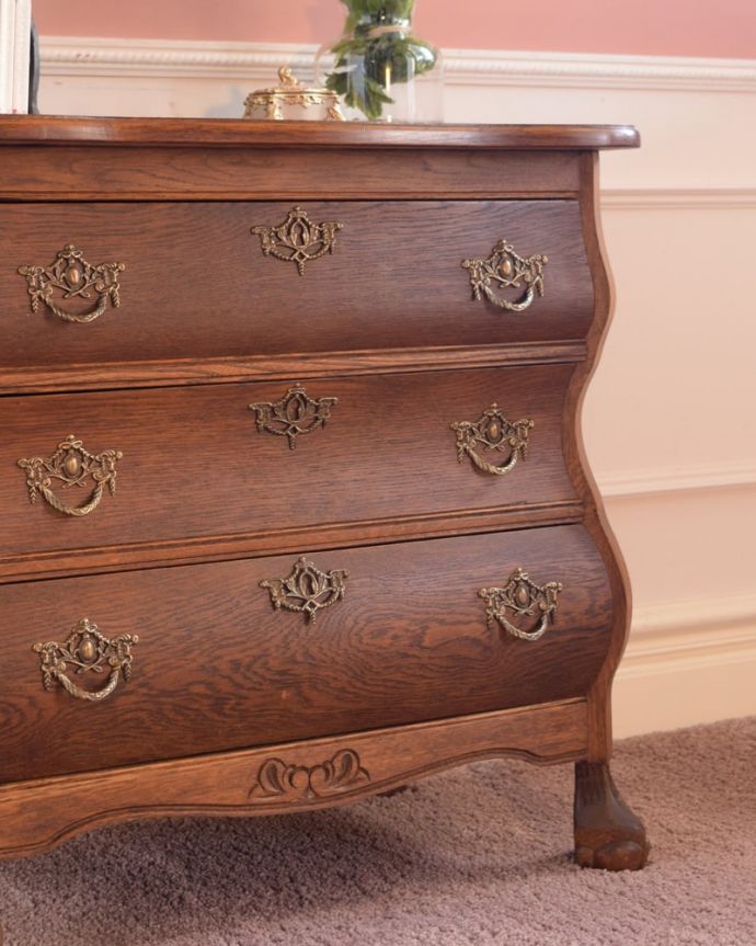 フランスの家具らしい美しいフォルム