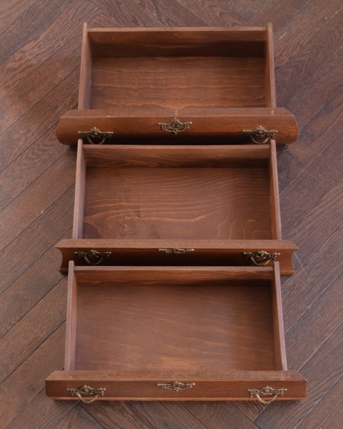 アンティークチェストの引き出しの中