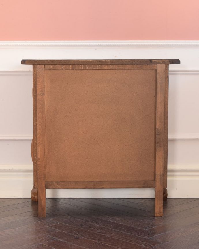 チェストの後ろ姿