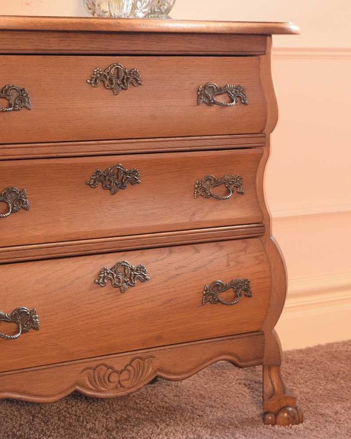 アンティークのチェスト　アンティーク家具　南フランスの雰囲気漂うアンティーク家具、気軽に使えるチェスト（コモード）。「見せる収納」だから、置く場所を選びません！チェストと言ってもデザインがステキだから、収納だけじゃなくて見ても楽しめる家具なんです。(j-2582-f)