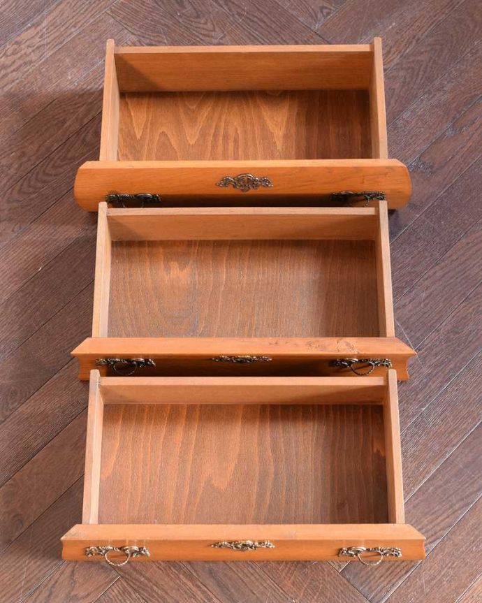 アンティークのチェスト　アンティーク家具　南フランスの雰囲気漂うアンティーク家具、気軽に使えるチェスト（コモード）。キレイに修復したので、何を入れてもOKです。(j-2582-f)