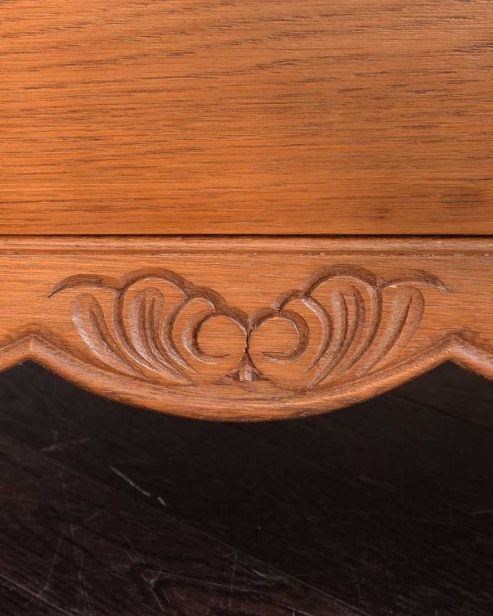 アンティークのチェスト　アンティーク家具　南フランスの雰囲気漂うアンティーク家具、気軽に使えるチェスト（コモード）。フランスらしい彫りフランスらしさの象徴とも言える、優雅な彫りの装飾。(j-2582-f)