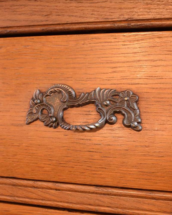 アンティークのチェスト　アンティーク家具　南フランスの雰囲気漂うアンティーク家具、気軽に使えるチェスト（コモード）。開ける度にワクワクする取っ手フランスらしい優雅なデザインは取っ手にも。(j-2582-f)