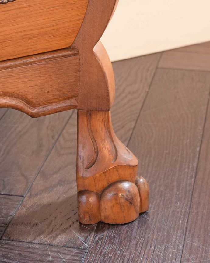 アンティークのチェスト　アンティーク家具　南フランスの雰囲気漂うアンティーク家具、気軽に使えるチェスト（コモード）。女性1人でラクラク運べちゃう仕掛けHandleのアンティークは、脚の裏にフェルトキーパーをお付けしています。(j-2582-f)