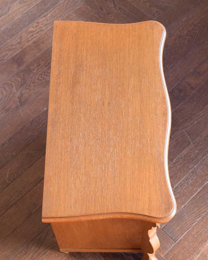 アンティークのチェスト　アンティーク家具　南フランスの雰囲気漂うアンティーク家具、気軽に使えるチェスト（コモード）。何を置こうかな･･･？上から見ると、天板はこんな感じで塗装もキレイに仕上げました。(j-2582-f)