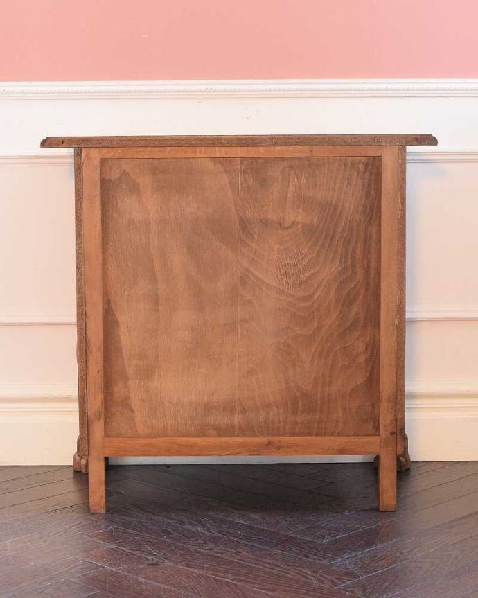 アンティークのチェスト　アンティーク家具　南フランスの雰囲気漂うアンティーク家具、気軽に使えるチェスト（コモード）。修復したので後姿もキレイですアンティークは新品ではないので、もちろん経年変化によるキズはありますが、専門の職人がキレイに修復したので、後ろ姿もキレイです。(j-2582-f)