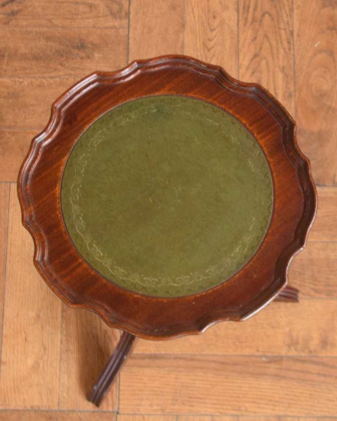 アンティークのテーブル アンティーク家具 アンティークの英国家具、グリーンがキレイな革張りのワインテーブル(オケージョナルテーブル)。天板を上から見ると・・・天板はこんな感じで、ちょっとしたものを乗せて使うのに便利なサイズです。(j-2583-f)