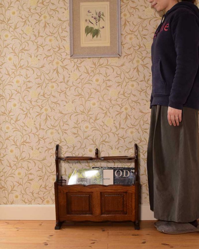 マガジンラック　アンティーク家具　コーヒーを飲みながら本が楽しめる、小さな天板付きのアンティークマガジンラック。使いやすさNo.1！便利なアンティークどこのお家でも使っているマガジンラックも、アンティークだったらデザインが素敵だから、なんだかオシャレに使えます。(j-2584-f)