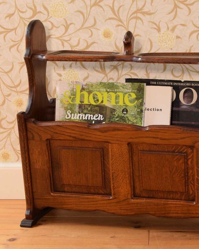 マガジンラック　アンティーク家具　コーヒーを飲みながら本が楽しめる、小さな天板付きのアンティークマガジンラック。ちょっと置いておきたい…をキレイに収納新聞や雑誌など、ついついテーブルの上に置いてしまって雑多に見えるものが、コレさえあればキレイに収納出来てお部屋もスッキリ見えるんです。(j-2584-f)