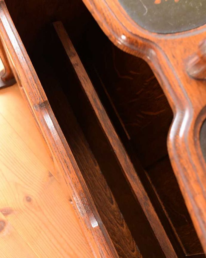 マガジンラック　アンティーク家具　コーヒーを飲みながら本が楽しめる、小さな天板付きのアンティークマガジンラック。雑誌を入れる部分もキレイに修復しましたアンティークは新品ではないので経年変化によるキズはありますが、専門の職人がキレイにお直ししました。(j-2584-f)