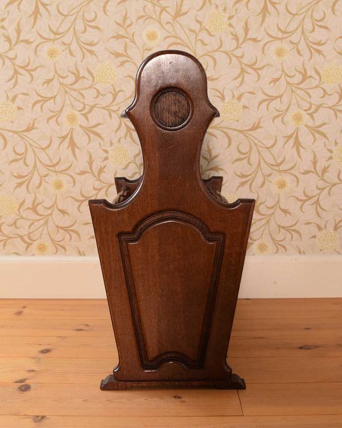 マガジンラック　アンティーク家具　コーヒーを飲みながら本が楽しめる、小さな天板付きのアンティークマガジンラック。横から見ると･･･360度、どの角度から見てもキレイに仕上がっています。(j-2584-f)