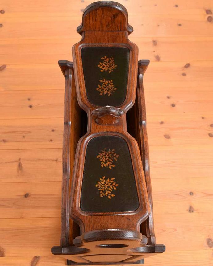 マガジンラック　アンティーク家具　コーヒーを飲みながら本が楽しめる、小さな天板付きのアンティークマガジンラック。ココも使えてさらに便利読みかけの本やお茶が置ける天板付き。(j-2584-f)