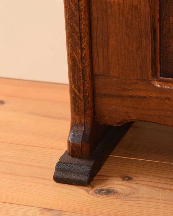 マガジンラック　アンティーク家具　コーヒーを飲みながら本が楽しめる、小さな天板付きのアンティークマガジンラック。持ち上げなくても移動ラクラクHandleのアンティーク家具の足の裏にはフェルトキーパーをお付けしています。(j-2584-f)