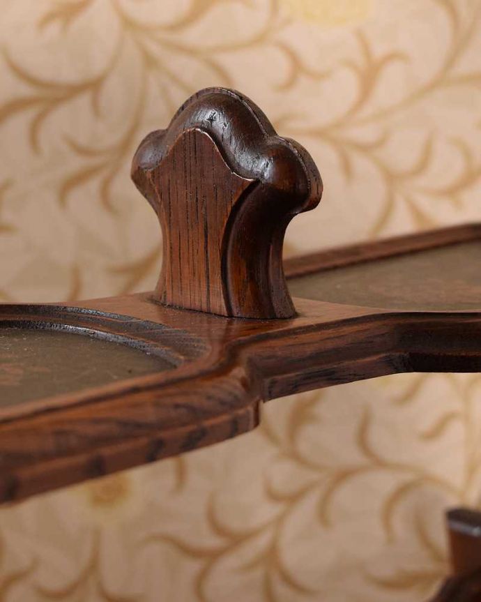 マガジンラック　アンティーク家具　コーヒーを飲みながら本が楽しめる、小さな天板付きのアンティークマガジンラック。いろんな場所にこだわり可愛いアクセントになる装飾も付いています。(j-2584-f)