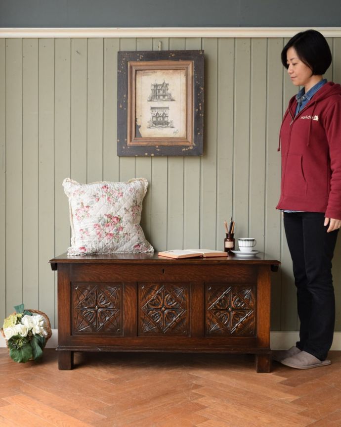 ブランケットボックス・収納ボックス アンティーク家具 英国の彫りが重厚なアンティーク家具、ブランケットボックス(コファ)。いろんな場所で便利に使えるアンティーク家具の中で一番基本となるブランケットボックス。(j-2585-f)