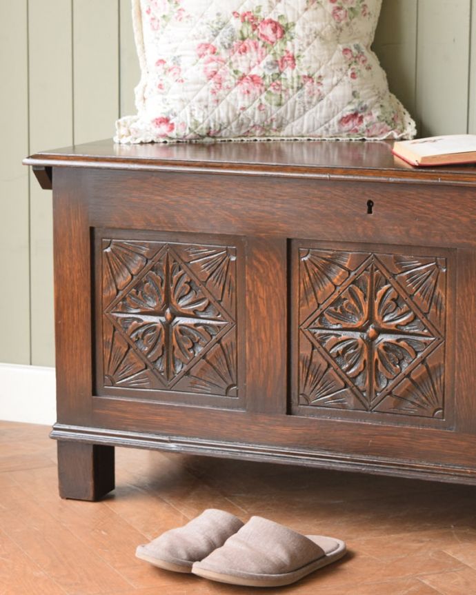 ブランケットボックス・収納ボックス アンティーク家具 英国の彫りが重厚なアンティーク家具、ブランケットボックス(コファ)。アンティークらしい彫りの美しさが魅力豪華な彫りの美しさがアンティークらしい雰囲気。(j-2585-f)