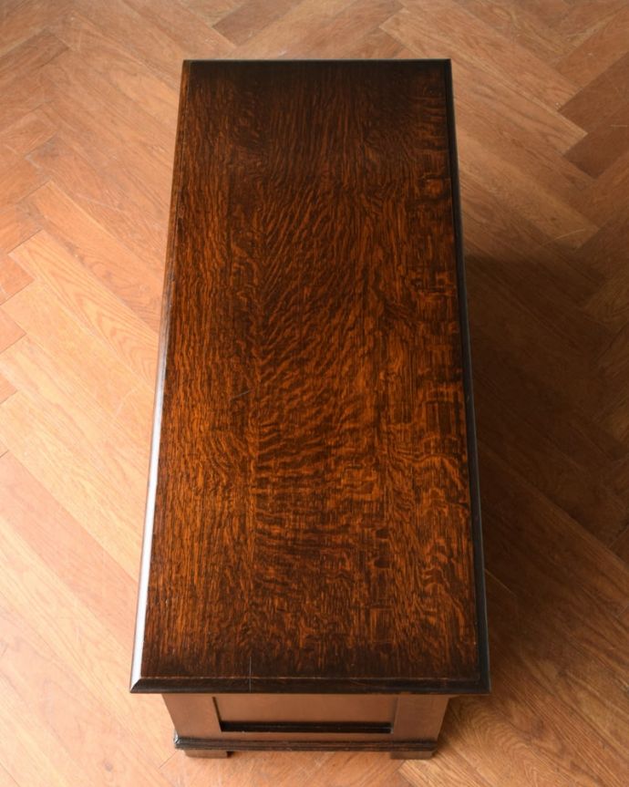 ブランケットボックス・収納ボックス アンティーク家具 英国の彫りが重厚なアンティーク家具、ブランケットボックス(コファ)。天板もピカピカに仕上げました一番目立つ場所だから、修復の時、天板もキレイに仕上げました。(j-2585-f)