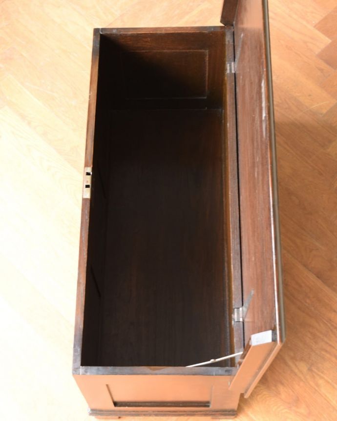 ブランケットボックス・収納ボックス アンティーク家具 英国の彫りが重厚なアンティーク家具、ブランケットボックス(コファ)。フタを開くと・・・本やクッション、ブランケットなど、リビングで散らかっているものをたっぷり収納できます。(j-2585-f)