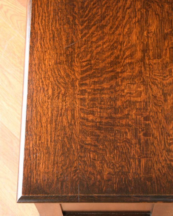 ブランケットボックス・収納ボックス アンティーク家具 英国の彫りが重厚なアンティーク家具、ブランケットボックス(コファ)。近くで見ると・・・テーブル代わりにも使えるコファ。(j-2585-f)