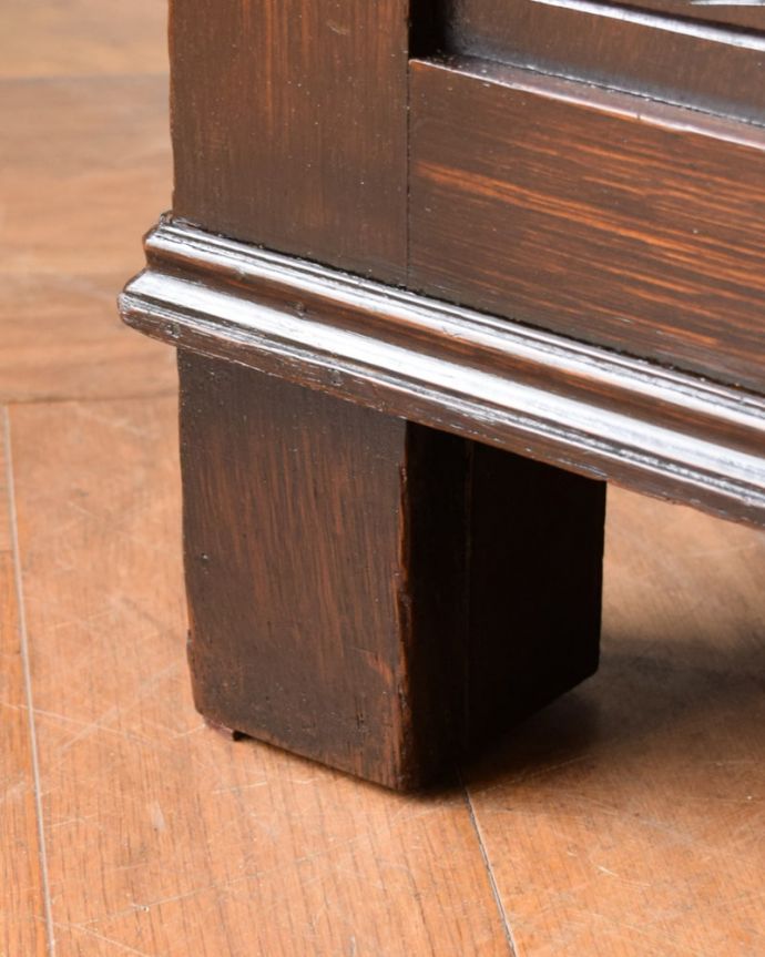 ブランケットボックス・収納ボックス アンティーク家具 英国の彫りが重厚なアンティーク家具、ブランケットボックス(コファ)。女性1人でラクラク運べちゃう仕掛けHandleのアンティークは、脚の裏にフェルトキーパーをお付けしています。(j-2585-f)