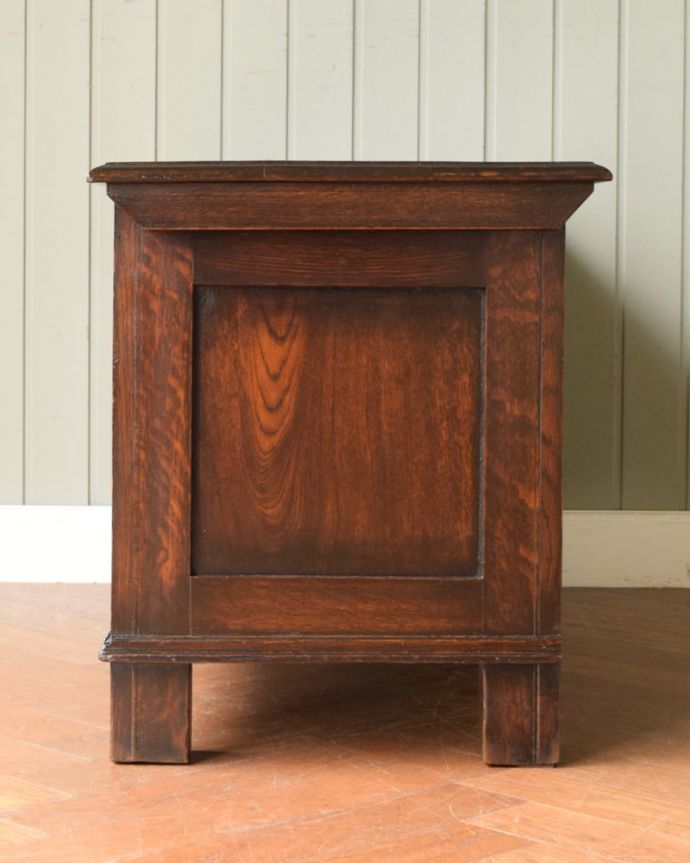 ブランケットボックス・収納ボックス アンティーク家具 英国の彫りが重厚なアンティーク家具、ブランケットボックス(コファ)。横から見てもキレイですもちろん、横顔だってキレイ!どこから見ても絵になります。(j-2585-f)