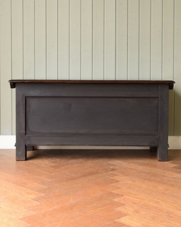 ブランケットボックス・収納ボックス アンティーク家具 英国の彫りが重厚なアンティーク家具、ブランケットボックス(コファ)。後ろ姿も見て下さい。(j-2585-f)