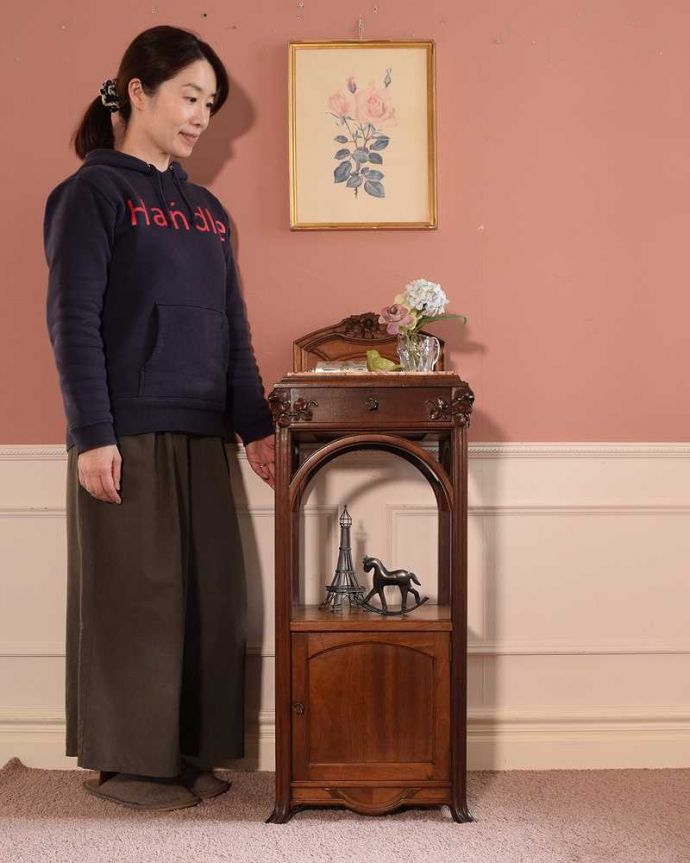 アンティークのキャビネット　アンティーク家具　フランスから届いたアンティーク家具、大理石天板と扉収納付きのナイトテーブル（キャビネット）。アンティークらしさがキュッと詰めこまれたキャビネットどんな場所にも置けるコンパクトなサイズの中に、アンティークらしい風格がたっぷる感じられる小さなキャビネットは、初めてアンティークにチャレンジする方にもおススメです。(j-2588-f)