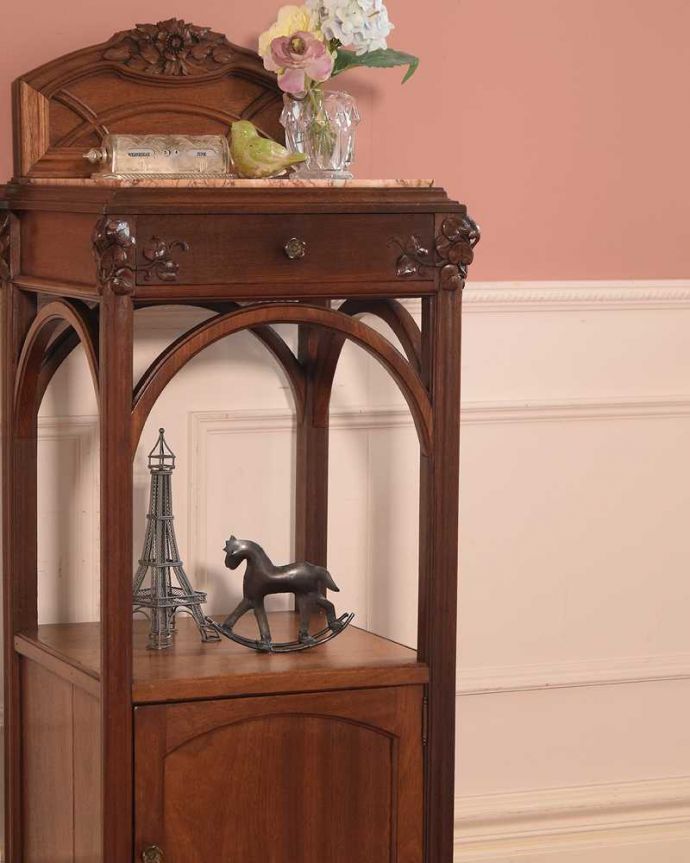 アンティークのキャビネット　アンティーク家具　フランスから届いたアンティーク家具、大理石天板と扉収納付きのナイトテーブル（キャビネット）。フランスらしい彫の美しさが自慢コンパクトな扉面には驚くほど細かい彫。(j-2588-f)