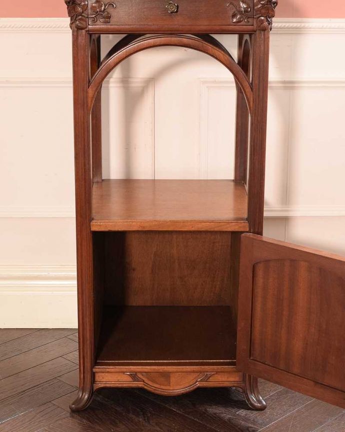 アンティークのキャビネット　アンティーク家具　フランスから届いたアンティーク家具、大理石天板と扉収納付きのナイトテーブル（キャビネット）。扉を開けて中を見てみると…外側はもちろん扉の中も職人がキレイに修復しました。(j-2588-f)