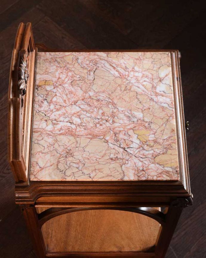 アンティークのキャビネット　アンティーク家具　フランスから届いたアンティーク家具、大理石天板と扉収納付きのナイトテーブル（キャビネット）。天然大理石を使った贅沢な天板天板には女性の憧れ、天然の大理石が使われている贅沢な家具です。(j-2588-f)