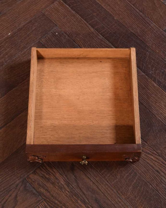 アンティークのキャビネット　アンティーク家具　フランスから届いたアンティーク家具、大理石天板と扉収納付きのナイトテーブル（キャビネット）。引き出しの中もキレイです。(j-2588-f)