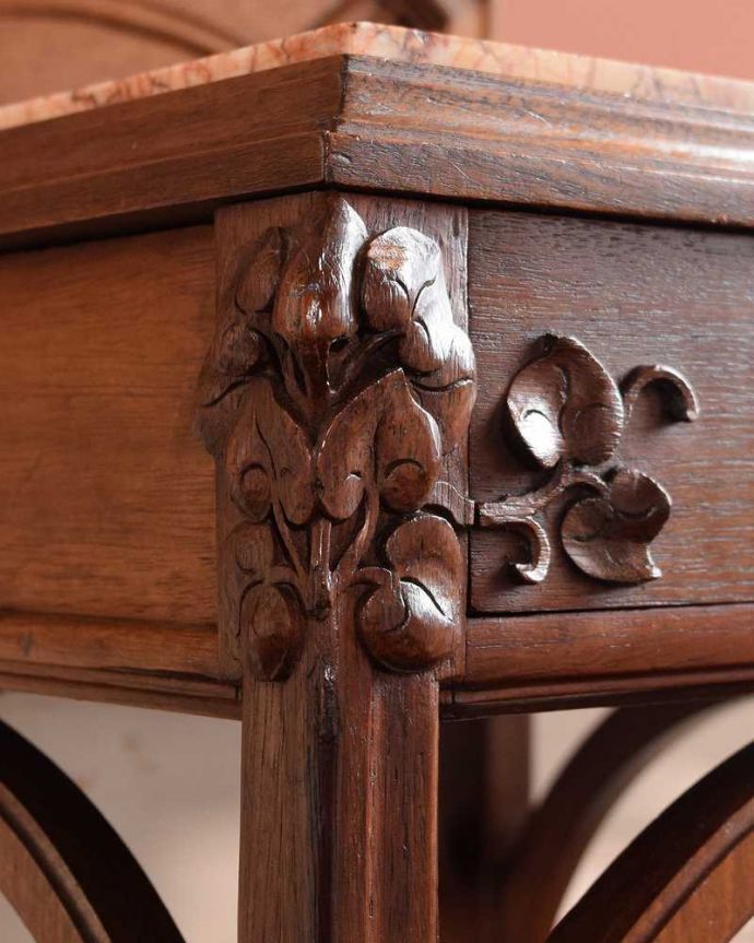 アンティークのキャビネット　アンティーク家具　フランスから届いたアンティーク家具、大理石天板と扉収納付きのナイトテーブル（キャビネット）。アンティークらしい彫の美しさ機械が今のように発達していない時代に、一体どうやって彫ったんだろう？と不思議になるくらい細かくて美しい彫。(j-2588-f)