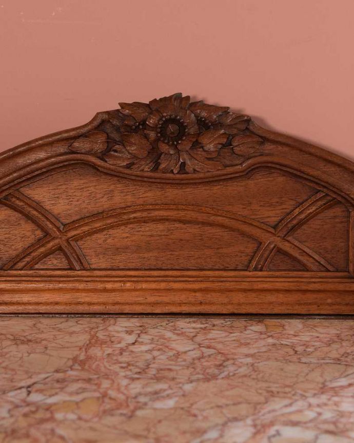 アンティークのキャビネット　アンティーク家具　フランスから届いたアンティーク家具、大理石天板と扉収納付きのナイトテーブル（キャビネット）。いろんな場所にこだわり彫のデザインもいろいろです。(j-2588-f)