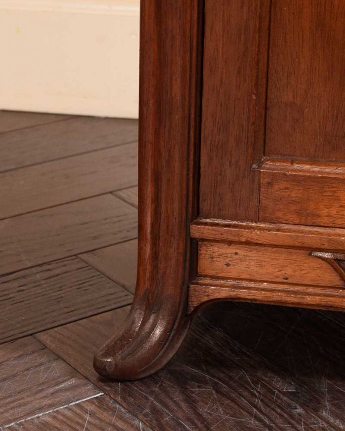 アンティークのキャビネット　アンティーク家具　フランスから届いたアンティーク家具、大理石天板と扉収納付きのナイトテーブル（キャビネット）。女性１人でもラクに運べちゃうヒミツHandleのアンティークは、脚の裏にフェルトキーパーをお付けしているので、床を滑らせれば女性でも移動がカンタンに出来ます！。(j-2588-f)