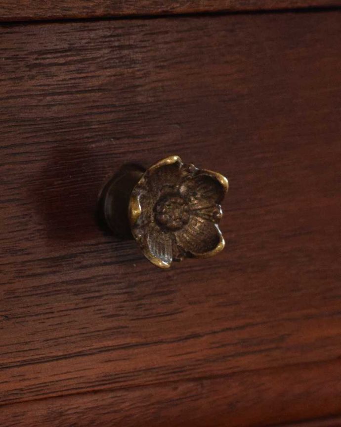 アンティークのキャビネット　アンティーク家具　フランスから届いたアンティーク家具、大理石天板と扉収納付きのナイトテーブル（キャビネット）。開ける度にワクワク･･･彫と取っ手がコラボした美しいデザイン。(j-2588-f)