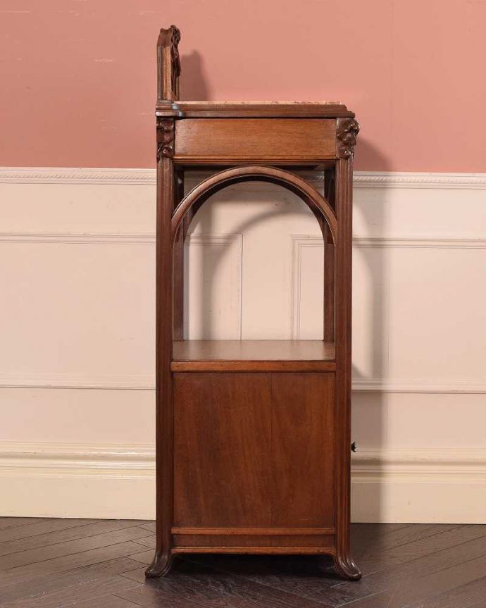 アンティークのキャビネット　アンティーク家具　フランスから届いたアンティーク家具、大理石天板と扉収納付きのナイトテーブル（キャビネット）。横顔だって、もちろん美しいデザインに気を使っているアンティーク家具は、正面だけじゃなく横から見られた姿も考えて作られているので、どこから見ても美しいんです。(j-2588-f)