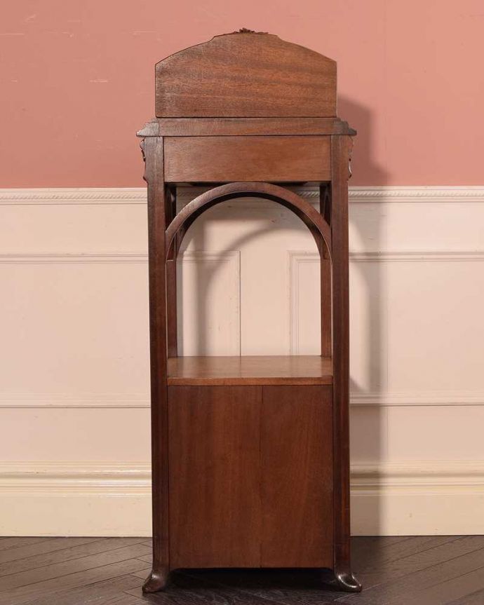 アンティークのキャビネット　アンティーク家具　フランスから届いたアンティーク家具、大理石天板と扉収納付きのナイトテーブル（キャビネット）。後ろ姿にも注目！アンティークは新品ではないので、経年変化によるキズはありますが、専門の職人がキレイにお直しをしているので、後ろ姿もキレイです。(j-2588-f)